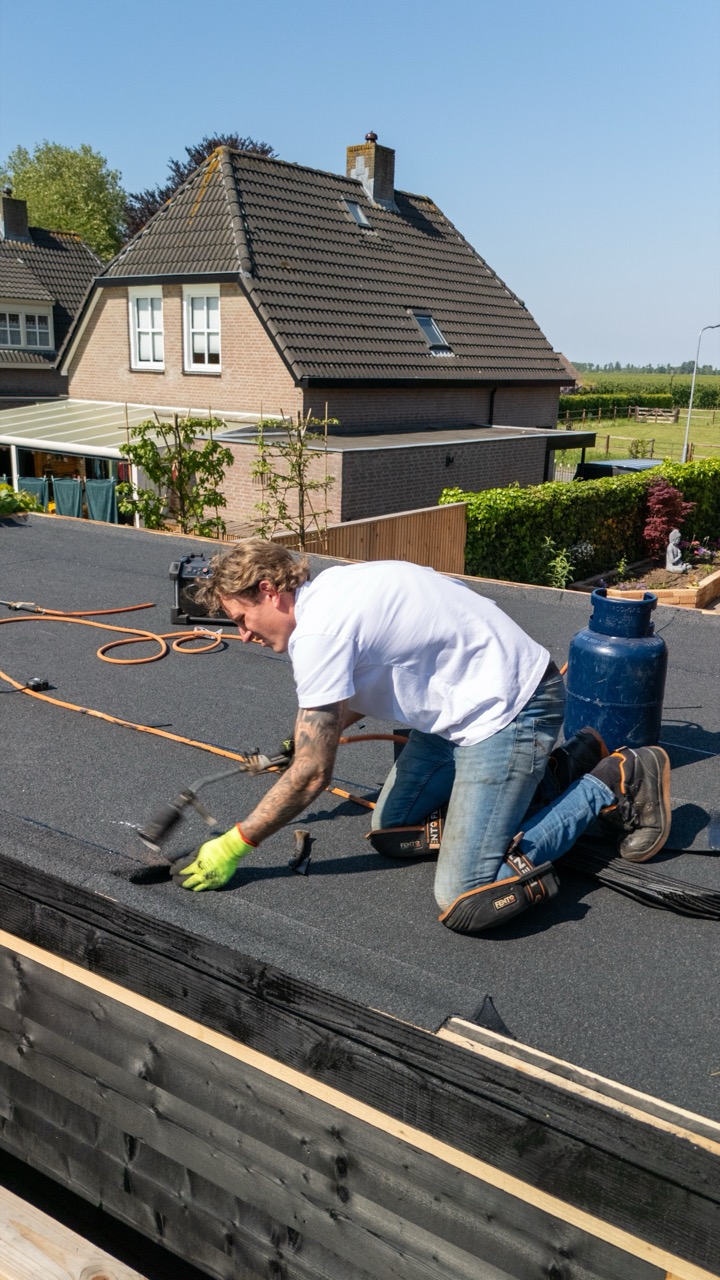 Dakdekker actief in Lienden