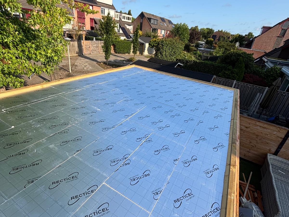Voor: Plat dak renovatie woning