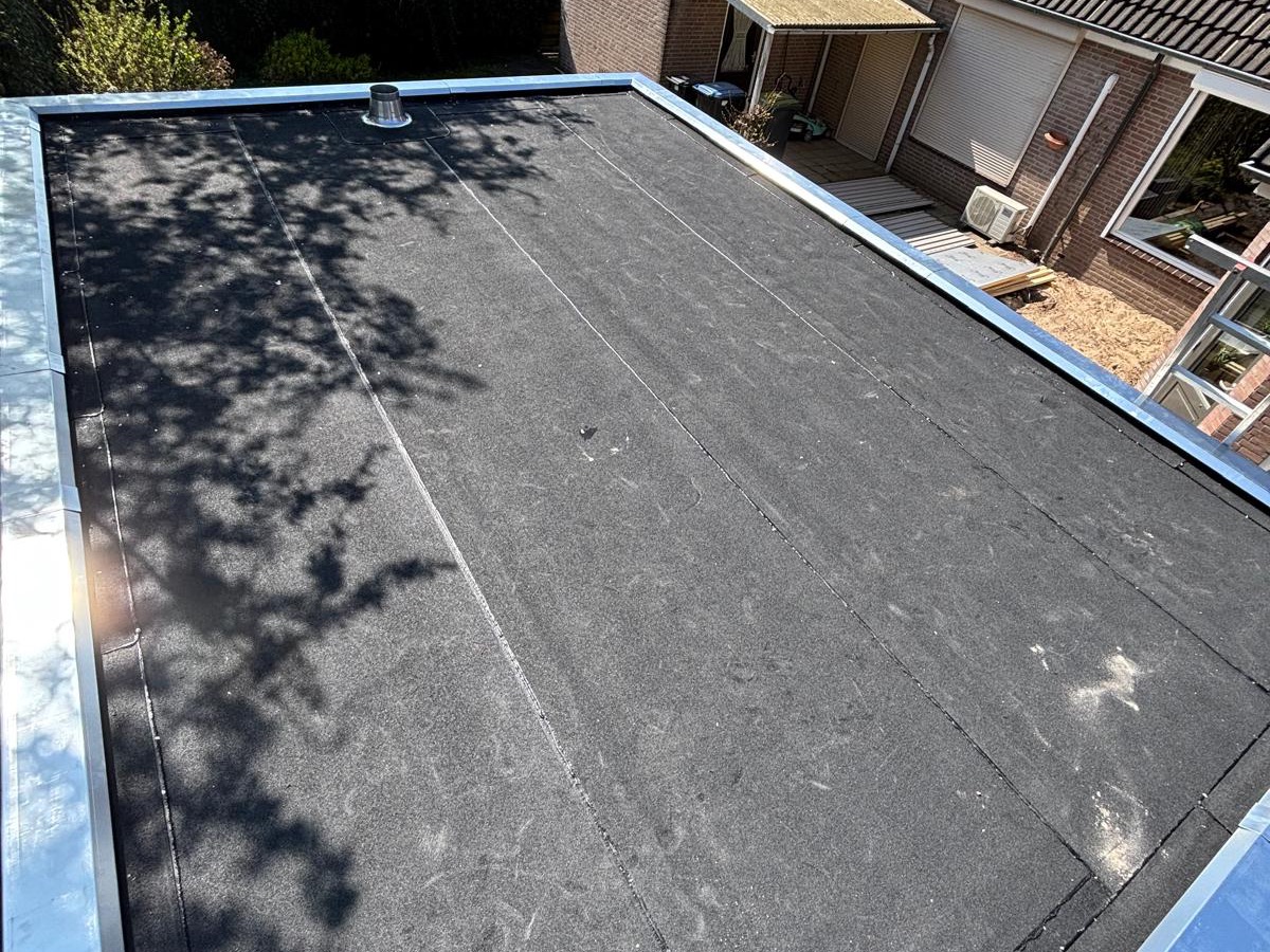 Na: Nieuw plat dak op aanbouw