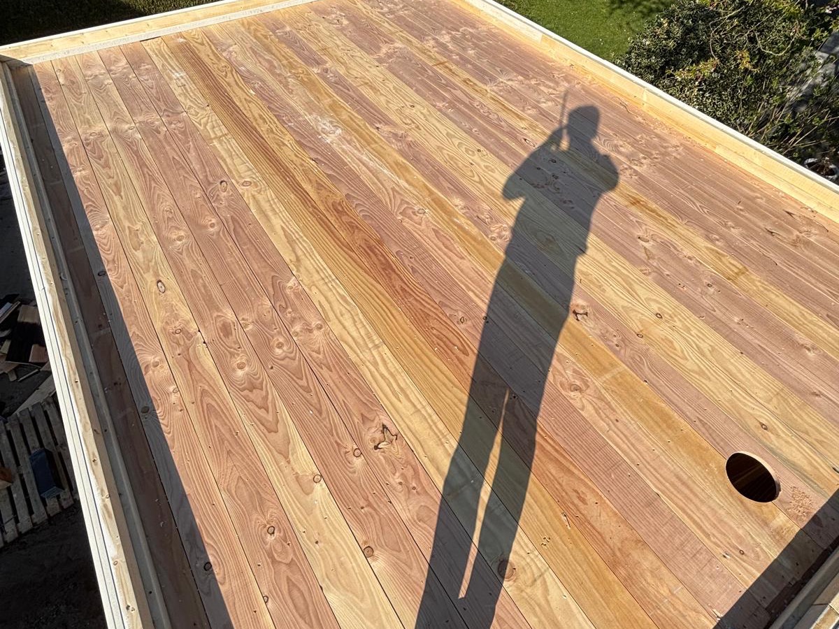 Voor: Nieuw plat dak op aanbouw