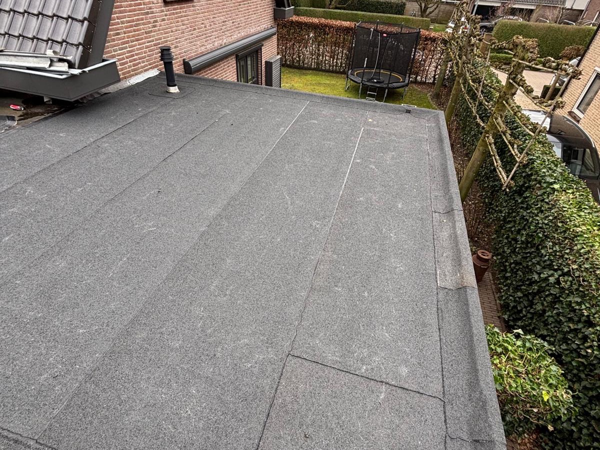 Na: Plat dak vernieuwd in woonwijk