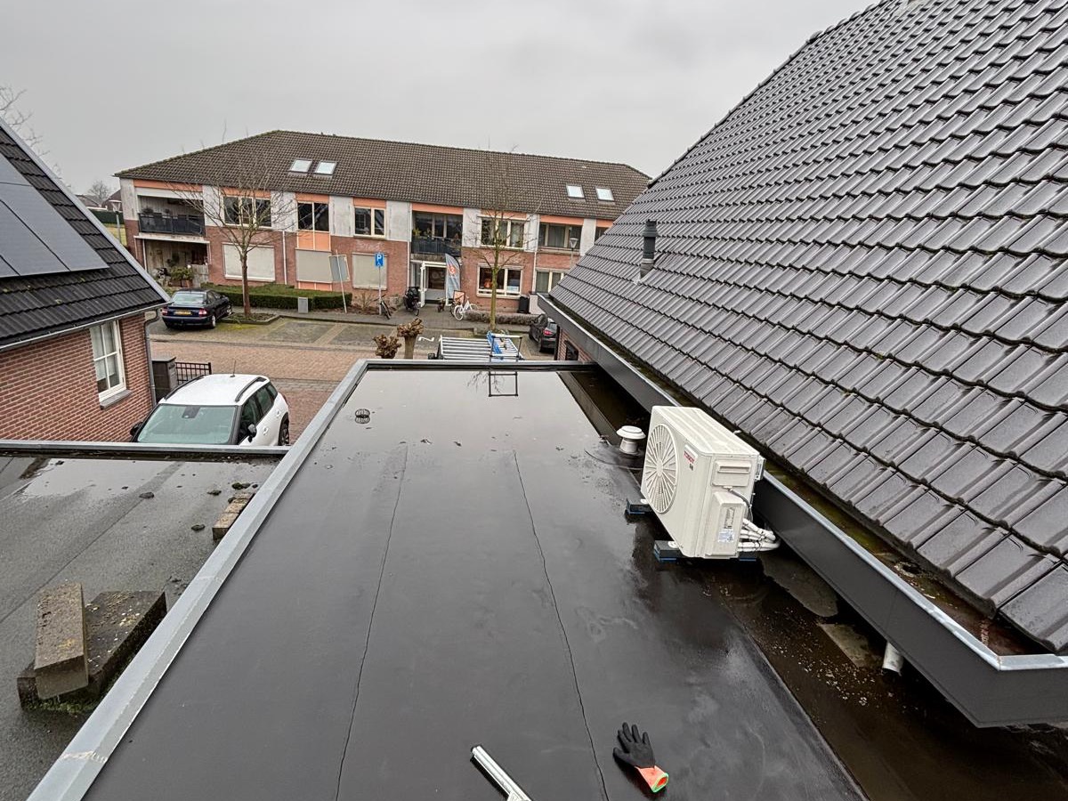 Voor: Plat dak vernieuwd in woonwijk